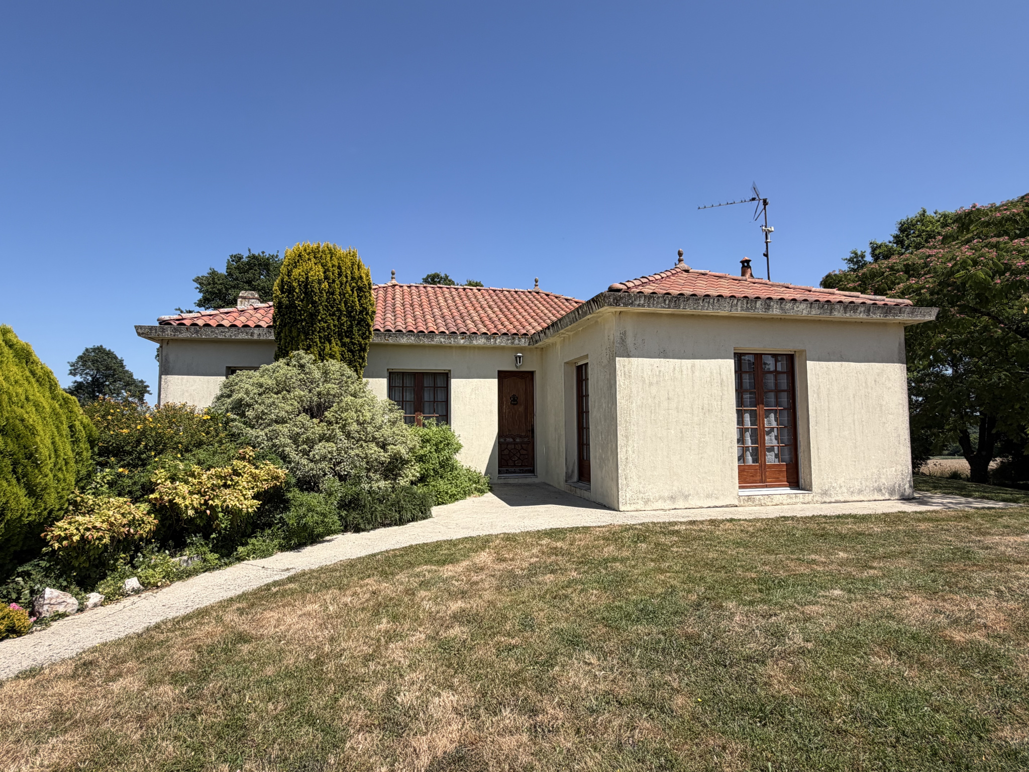 A 5 MIN D'AIZENAY, maison 4 chambres + bureau sur 1 789 m2 d